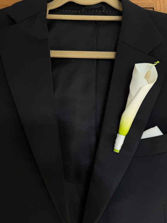 The Signature Calla Boutonnière