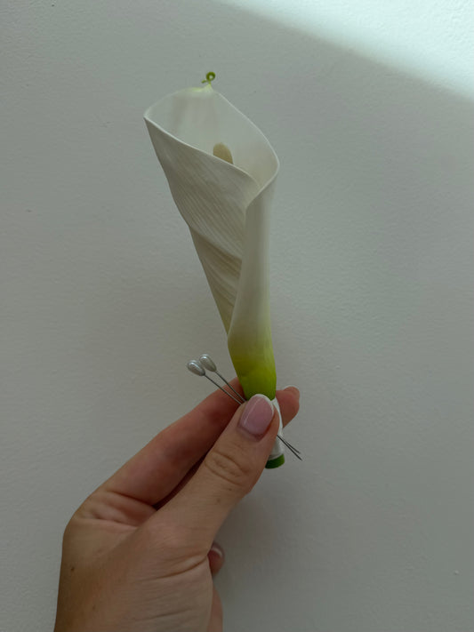 The Signature Calla Boutonnière